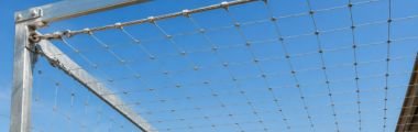 Rete anti-volatili su telaio in cavo d'acciaio installata per impedire l'accesso di piccioni a cortili e sottotetti