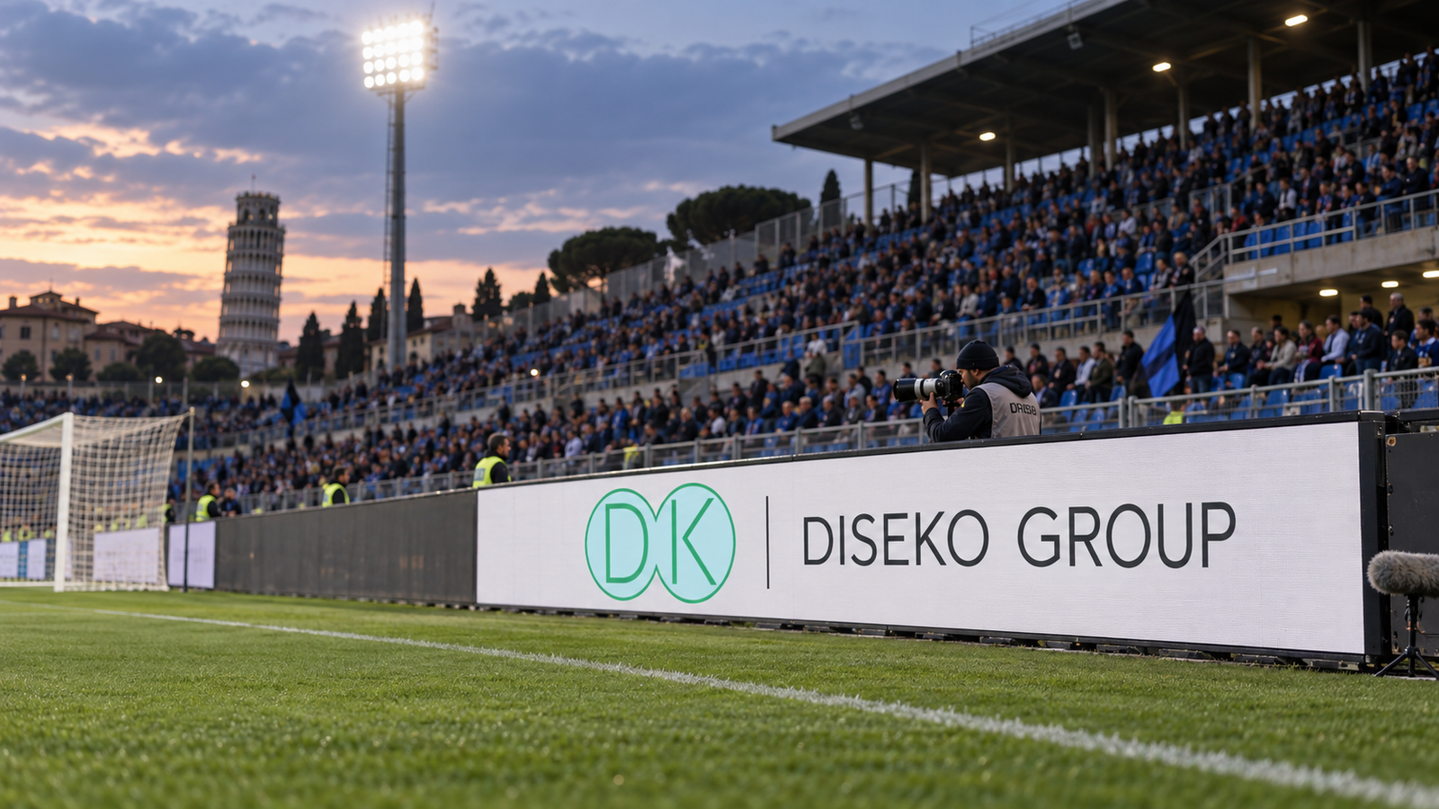 Cartellone a bordo campo con logo Diseko Group in uno stadio di Pisa