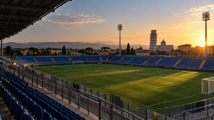 Stadio di Pisa al tramonto con campo da calcio e tribune azzurre